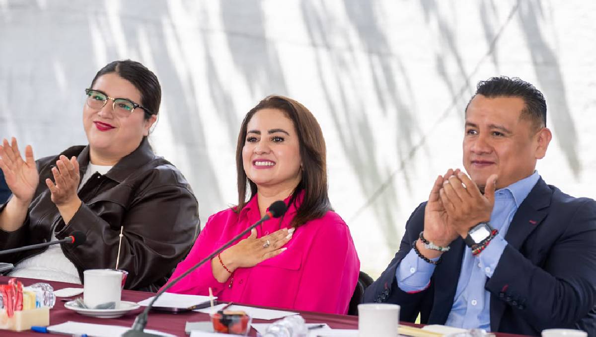 Gladyz Butanda durante el encuentro con integrantes de Morena en Michoacán. | Foto: Especial