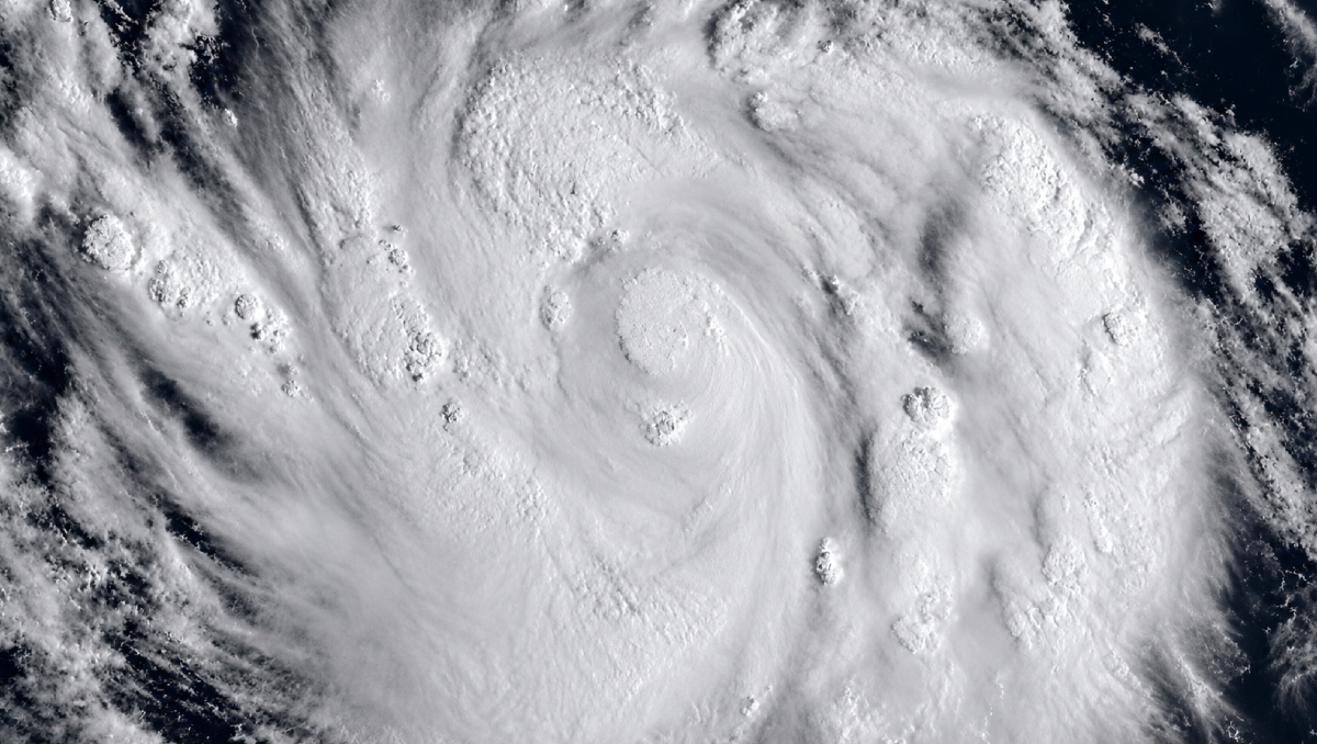 Huracán 'Polo' visto desde un satélite espacial . | Imagen:  NOAA Satellites
