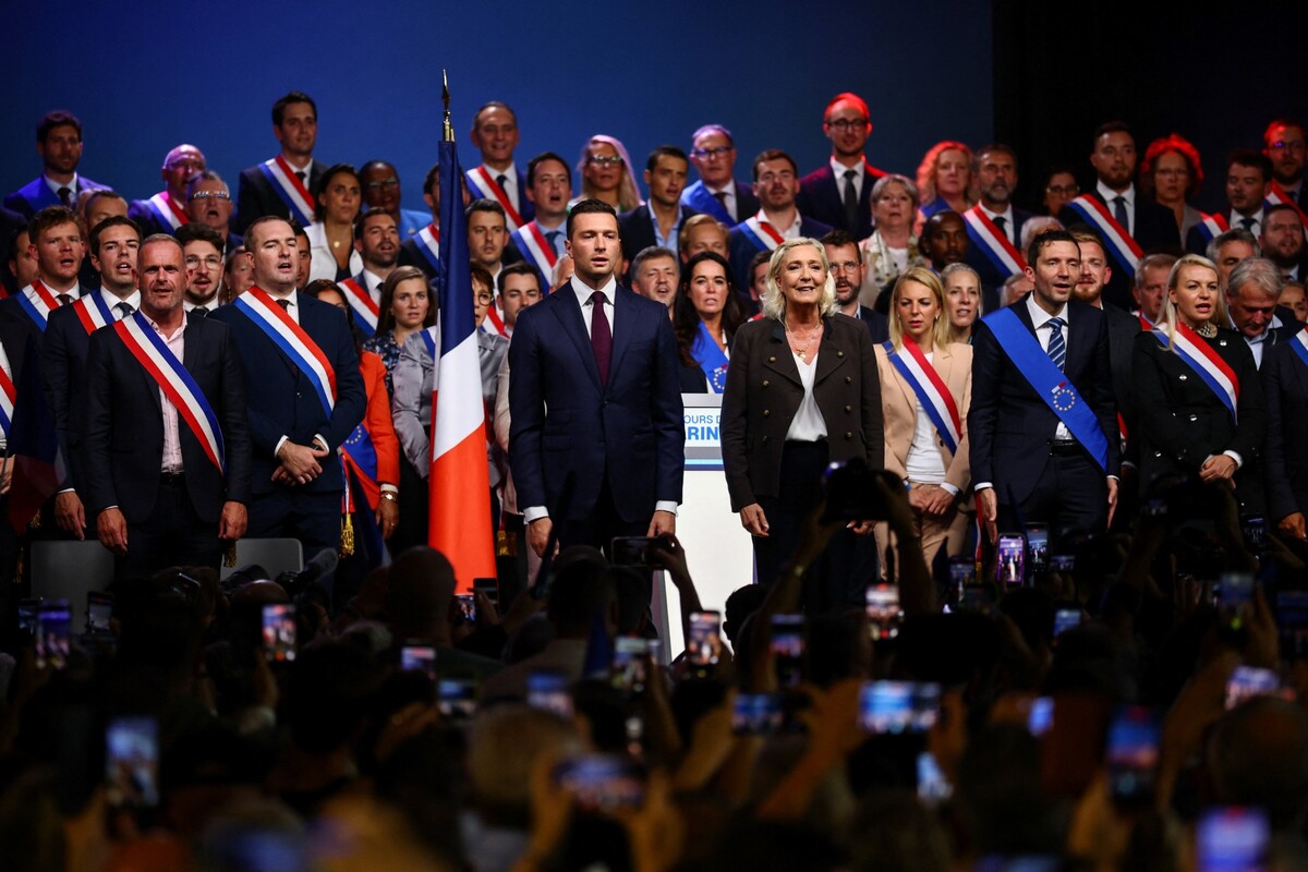 Jordan Bardella, presidente del partido de extrema derecha francés Agrupación Nacional (RN) con Marine Le Pen. | Sarah Meyssonnier/Reuters