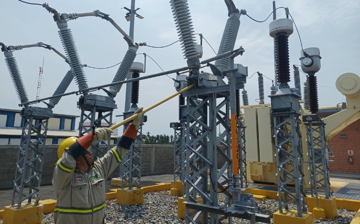Personal especializado de la CFE realiza recorridos de inspección en las redes eléctricas. | Foto: Especial