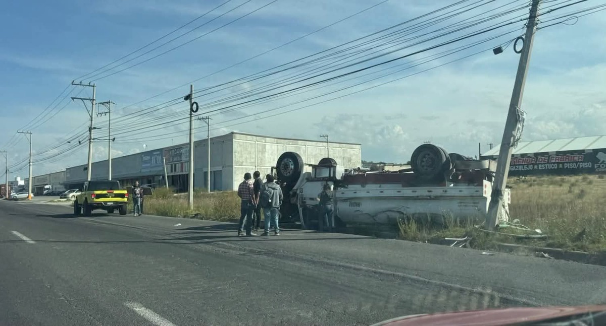 Pipa vuelca tras impactarse contra poste en el bulevar Santa Catarina en Pachuca. (Cortesía)
