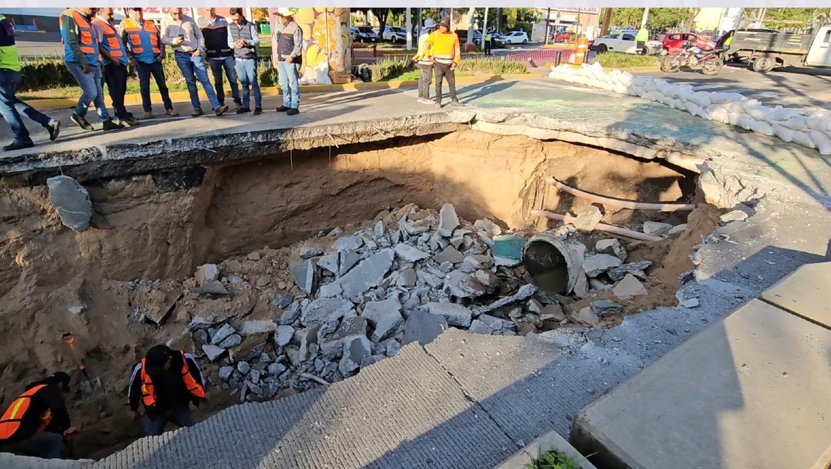 El socavón en avenida Ávila Camacho en Zapopan mide 10 metros de largo (Juan Carlos Munguía)