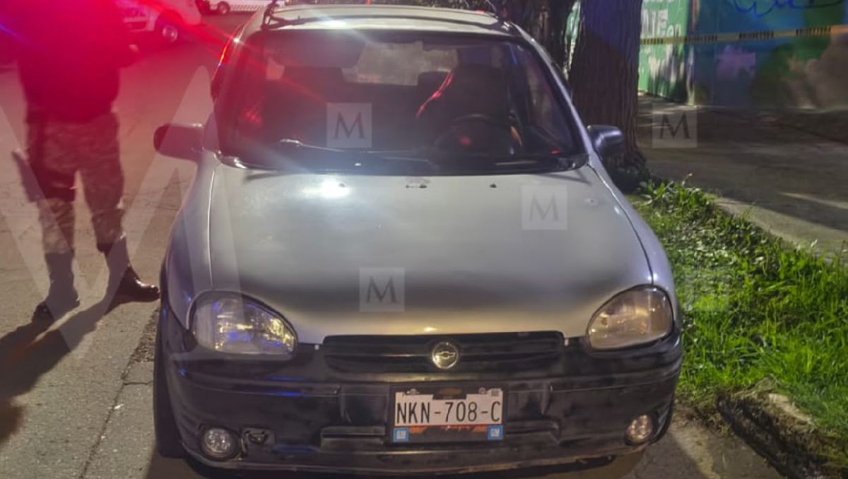 Vecinos reportaron el auto abandonado con bolsas negras en su interior. | Foto: Especial
