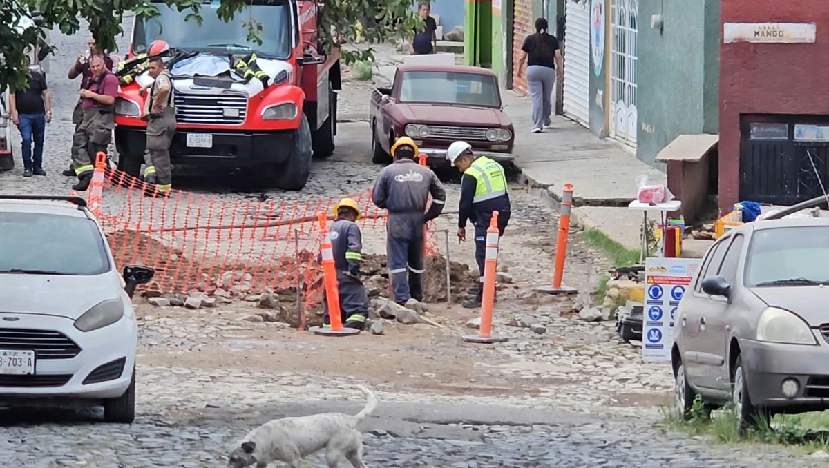 Bomberos y personal de la empresa gasera trabajaron en la emergencia en Tlaquepaque (Juan Carlos Munguía)