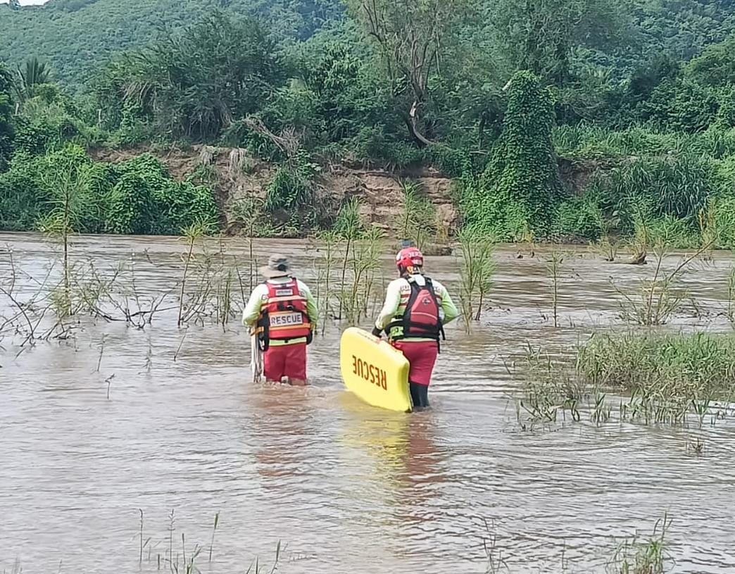 Los cuerpos fueron rescatados del agua por elementos de PC Jalisco. (Cortesía)