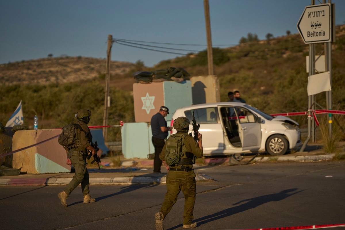 Fuerzas de seguridad israelíes inspeccionan el lugar de un atentado cerca de Beit Horon. | AP