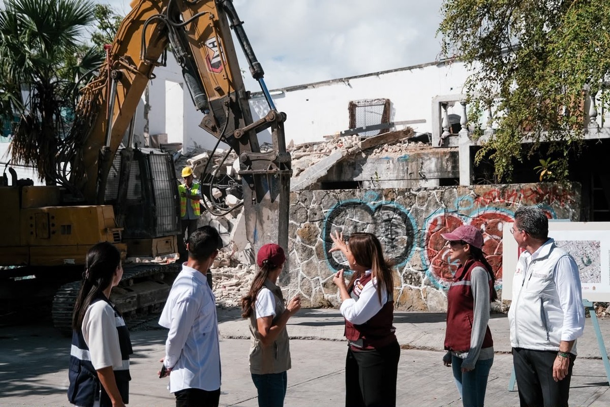 La gobernadora Mara Lezama y la alcaldesa Ana Paty Peralta encabezaron el inicio de demolición en el antiguo hospital.| Foto: Especial