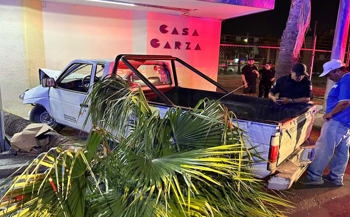 Mujer ilesa tras quedar bajo camioneta en accidente. | Foto: Milenio
