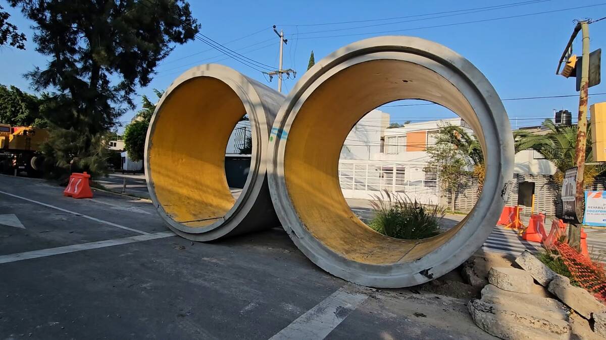 Obras de reparación del socavón en la avenida Enrique Díaz de León. (Juan Carlos Munguía)