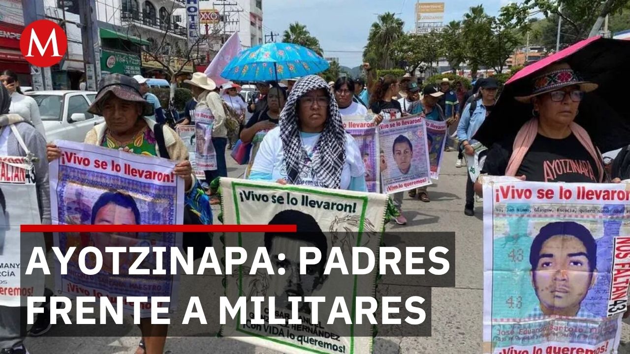 Padres de los 43 desaparecidos realizan mitin en instalaciones militares de Iguala