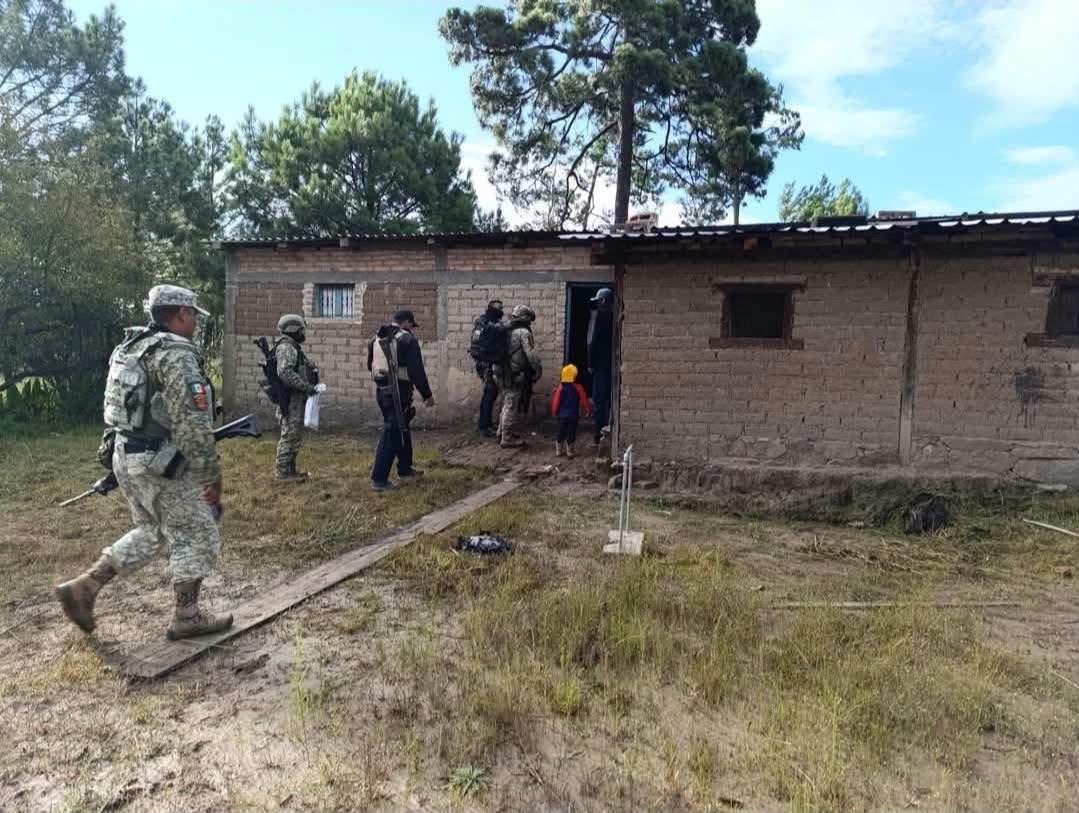Policía Estatal y SEDENA brindaron auxilio a la mujer. | Foto: Aldo Flores