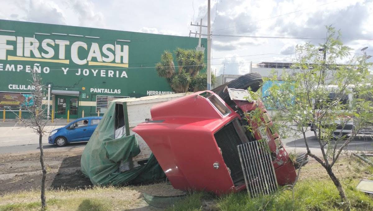 la tolva subió al camellón, donde primero se impactó contra un árbol y posteriormente contra un poste | Cortesía