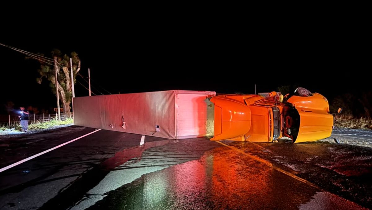 Vuelca camión, deja un lesionado y derrame de combustible en Linares | Foto: Edgar Plata