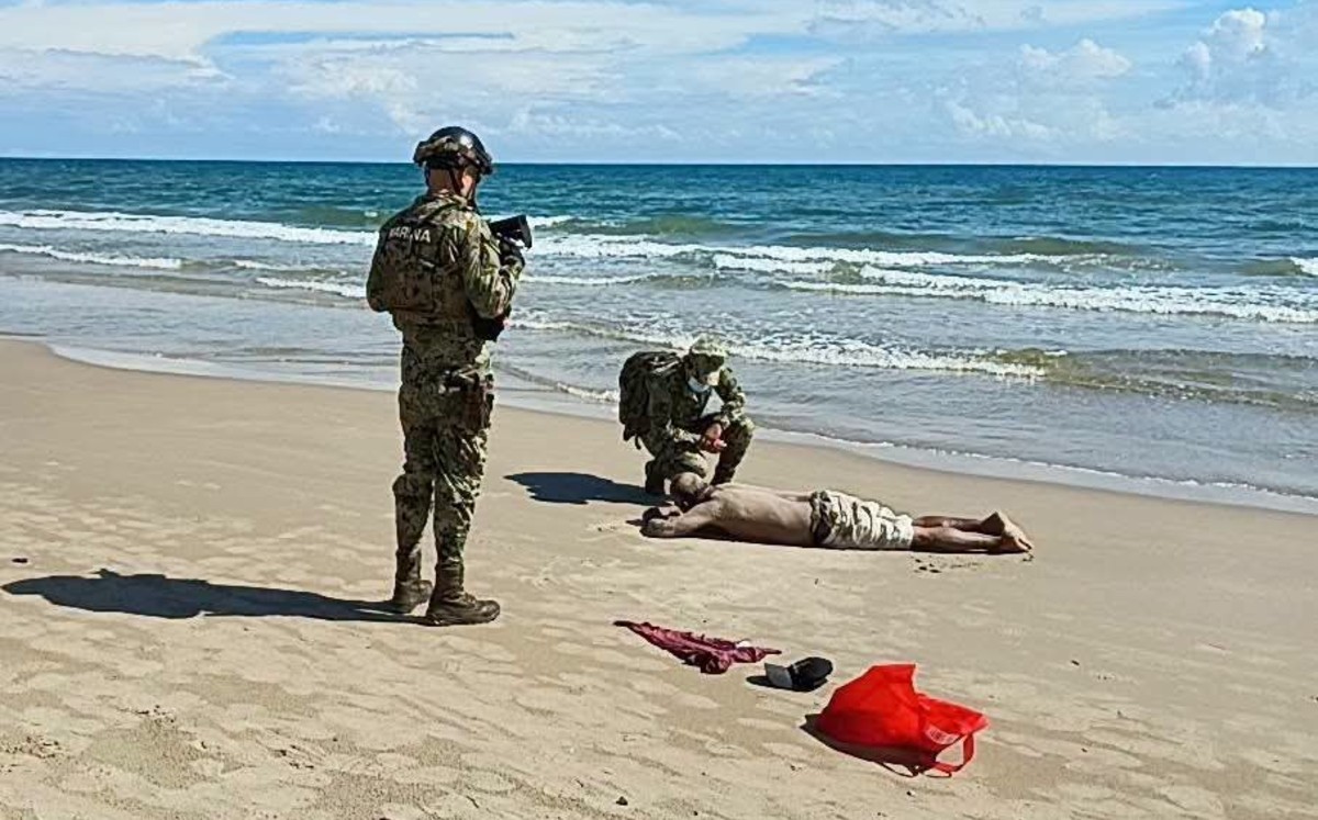 Adulto acostado frente a playa Miramar. | Secretaría de Marina