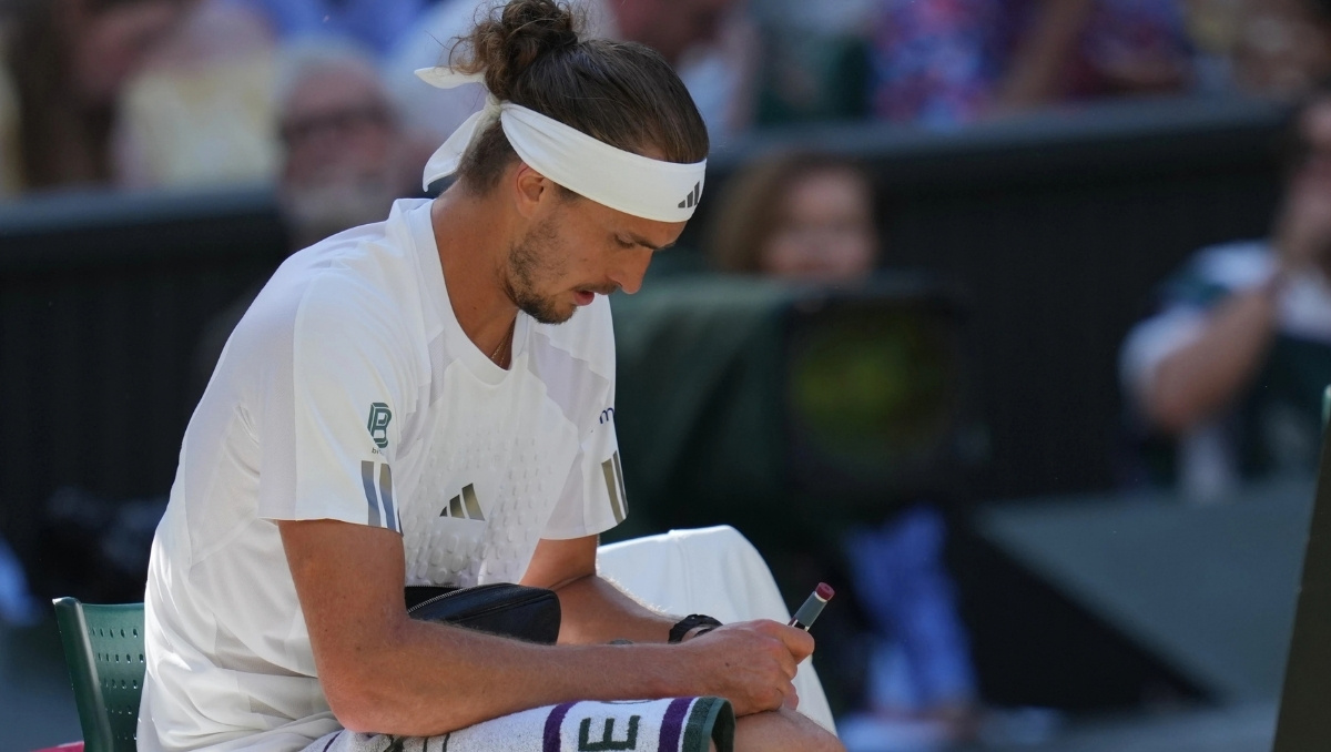 Alexander Zverev inyectándose insulina por su diabetes tipo 1 (AP)
