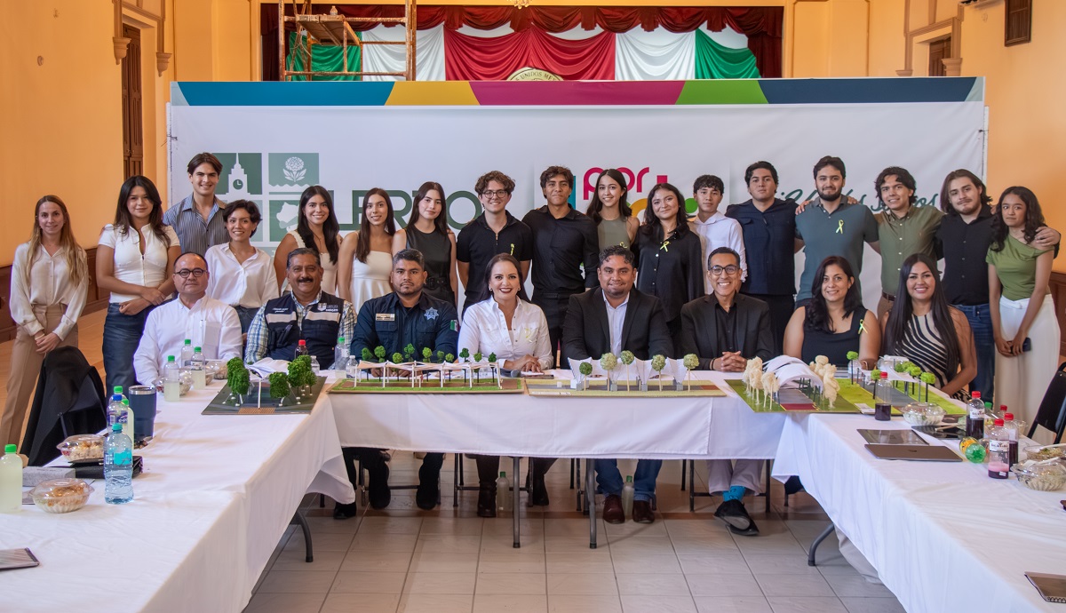 Alumnos de la carrera de Arquitectura del Tec de Monterrey con el Ayuntamiento de Lerdo. (fotografía del Tec de Monterrey)