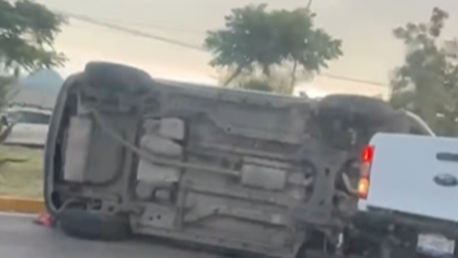 León:Accidente deja camioneta volcada en bulevar Juan Alonso de Torres
