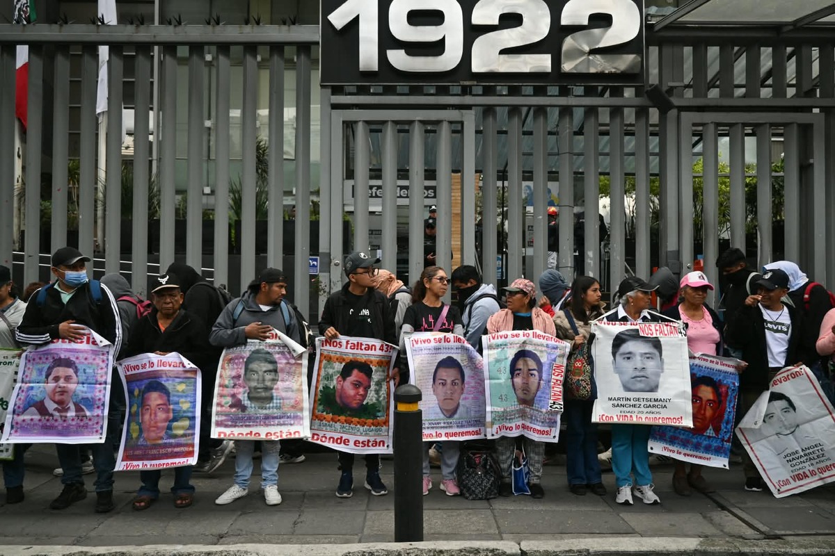 Estudiantes normalistas y los padres de los 43 estudiantes desaparecidos de Ayotzinapa frente a instalaciones de la CNDH. | Foto: Daniel Augusto