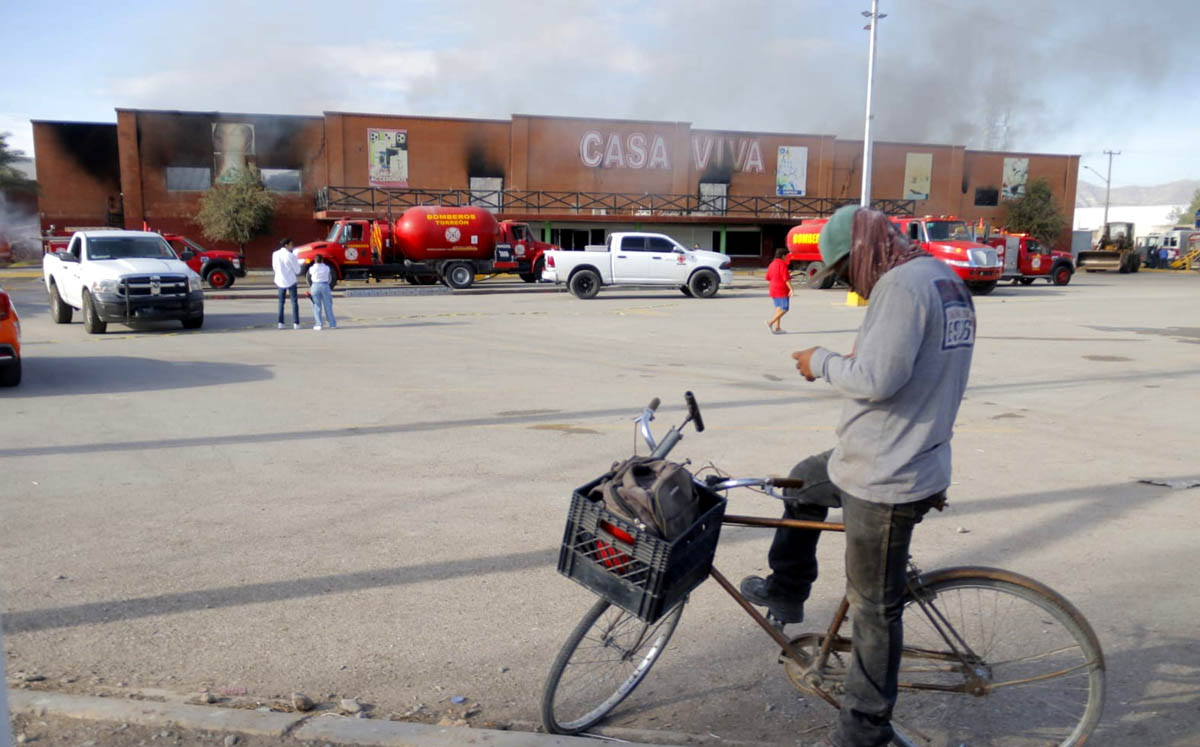 Mall chino se incendia en Torreón. | Foto: Manuel Guadarrama