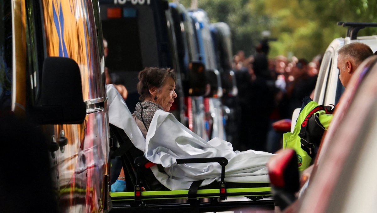 Maricarmen Abascal, de 87 años, es trasladada en camilla a una ambulancia tras ser desalojada de su vivienda en Madrid. | Reuters