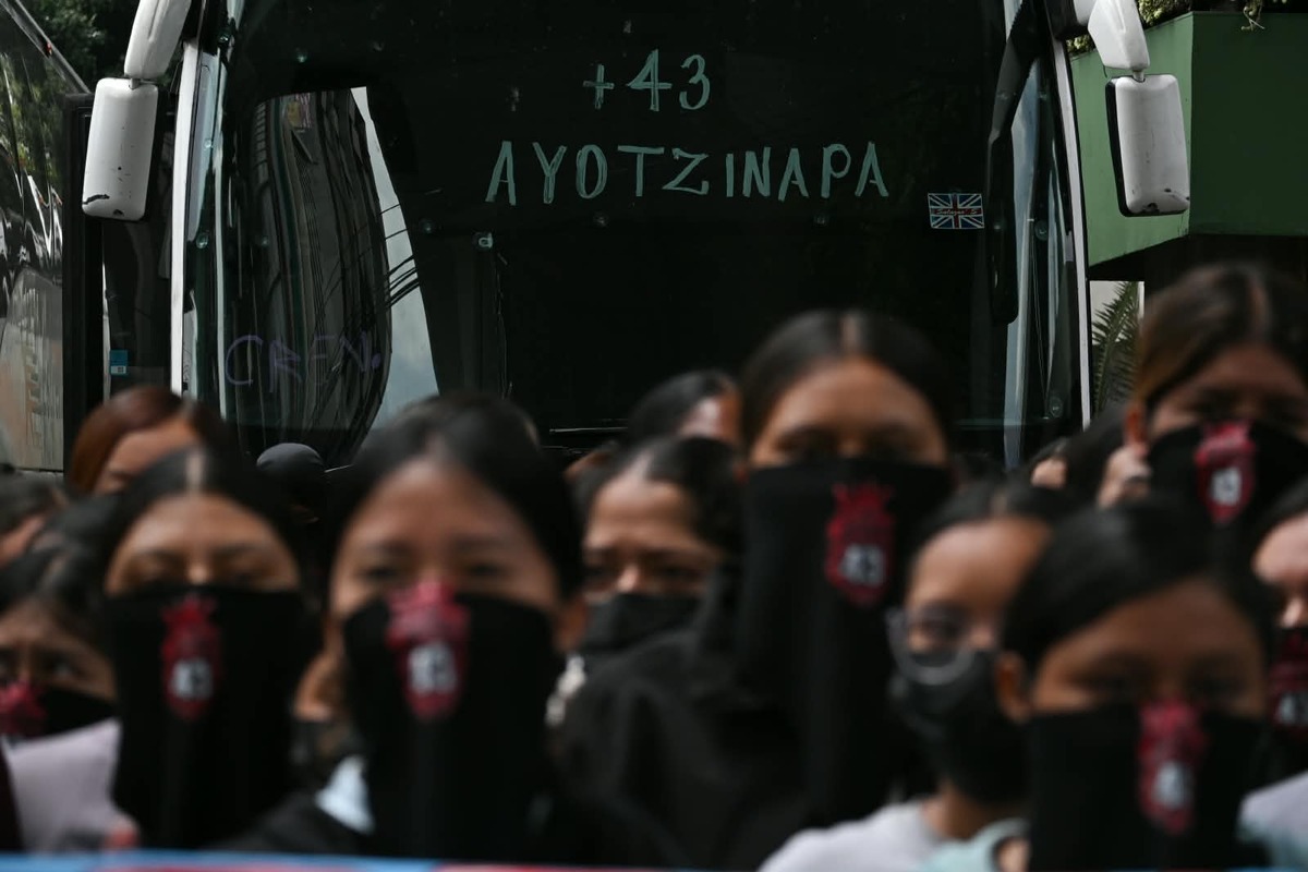 Mujeres normalistas protestan por las desaparición de los 43 estudiantes. | Foto: Daniel Augusto