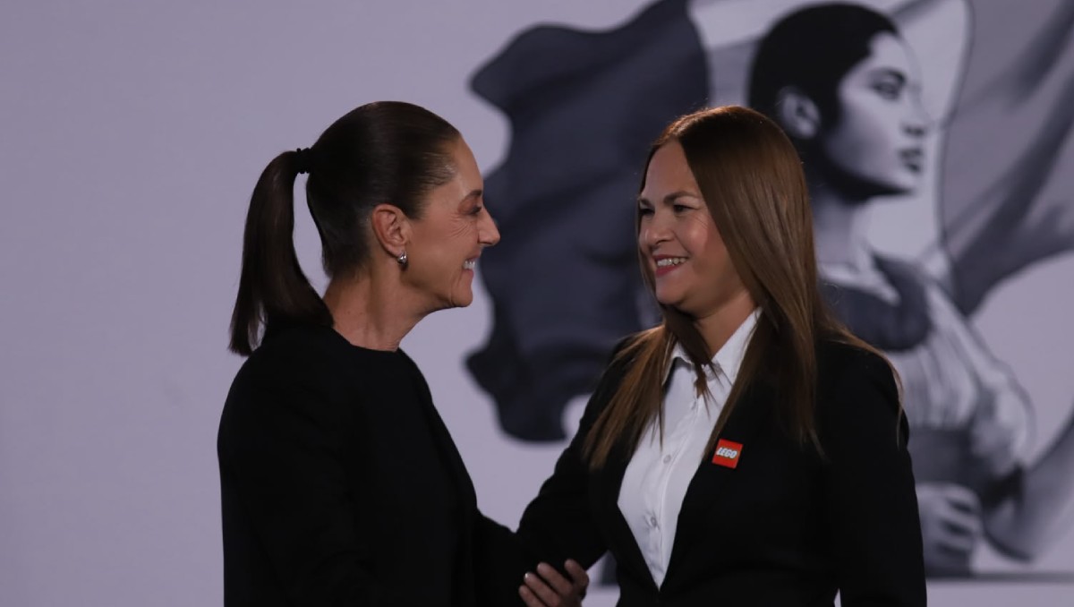 Nancy Sánchez Moya, directora general y vicepresidenta senior de Manufactura para América de LEGO, junto a Sheinbaum. | Foto: Octavio Hoyos