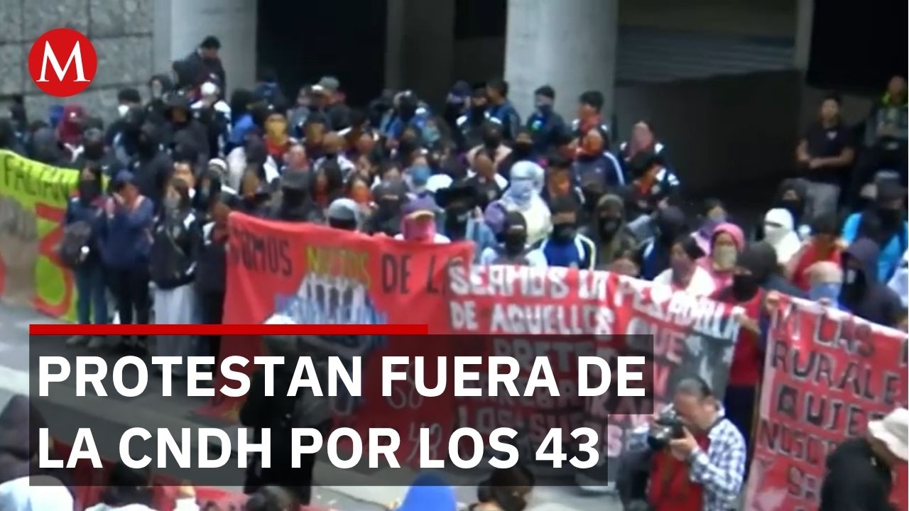 Normalistas permanecen frente a puertas de CNDH por los 43 desaparecidos de Ayotzinapa