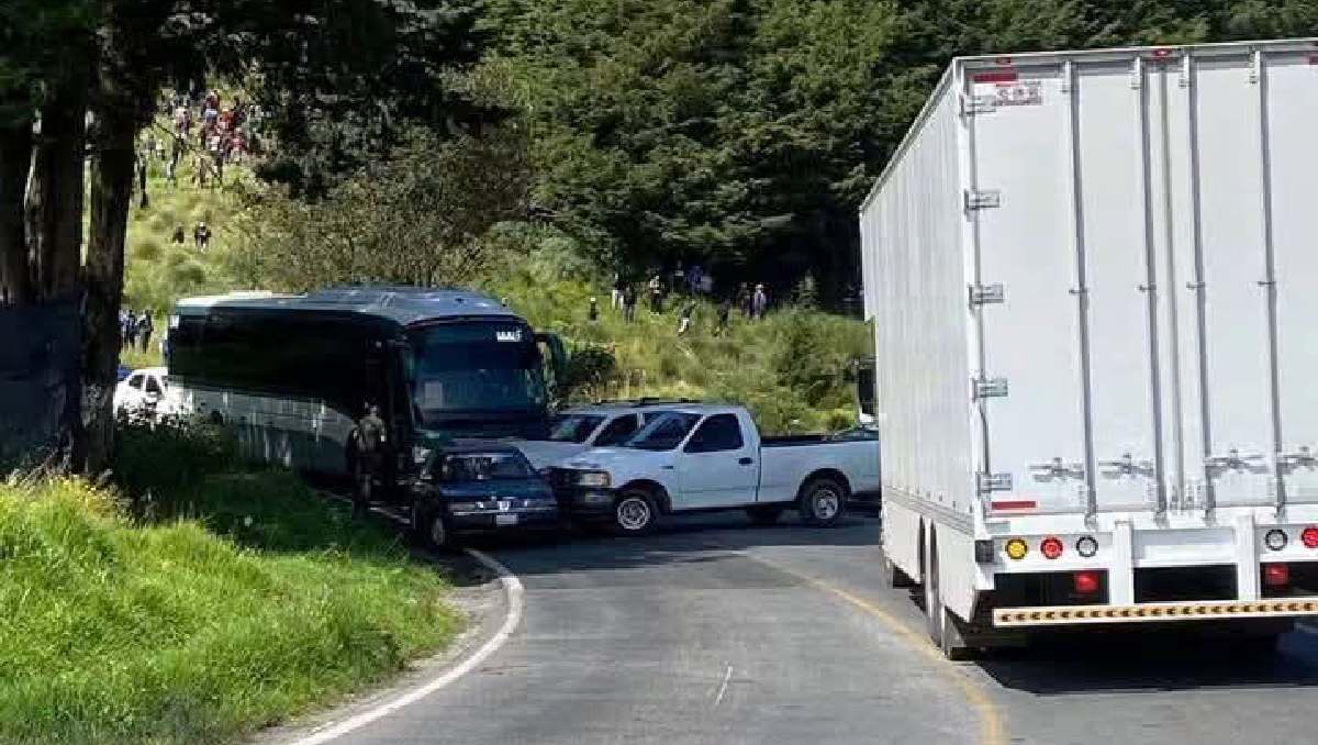 Pobladores cierran circulación en La Marquesa-Tenango. | Foto: RRSS