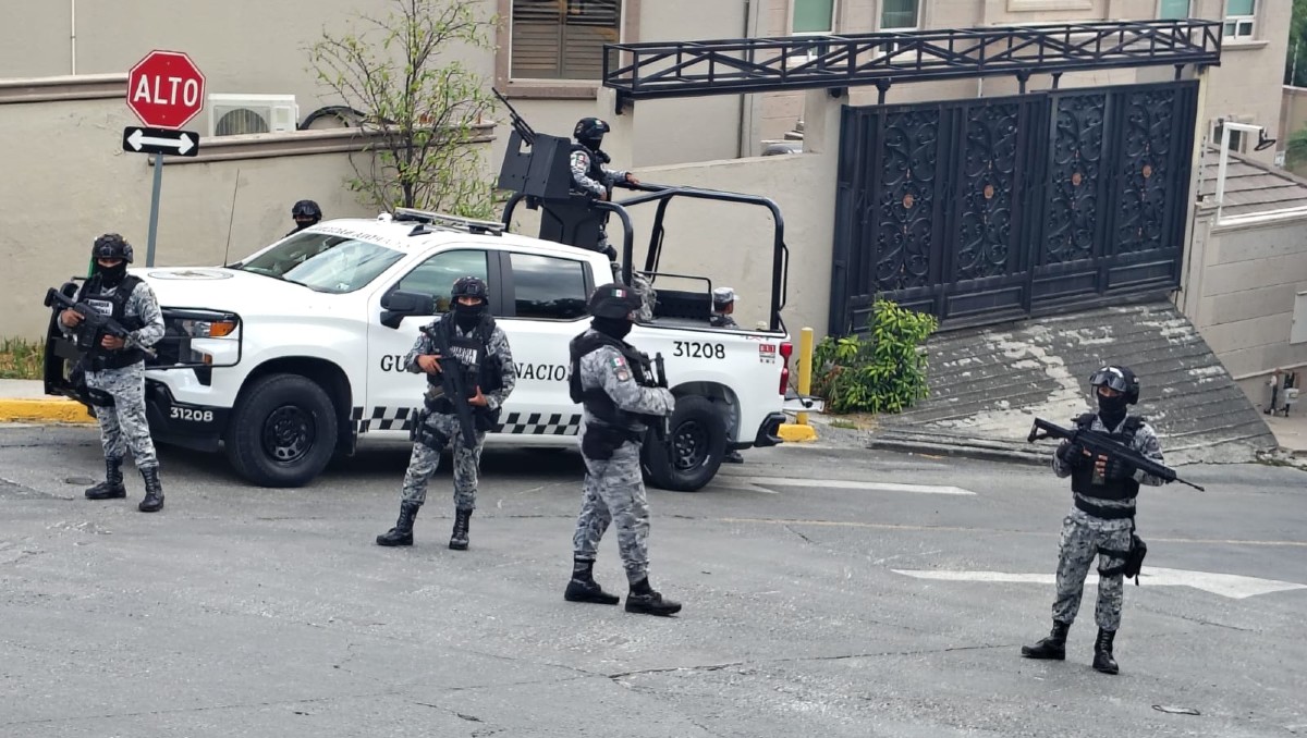 La presencia policiaca permanece en un inmueble de la calle Versalles, entre Lourdes y Montparnasse. | Agustín Martínez