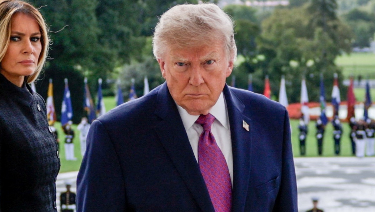 El presidente de Estados Unidos, Donald Trump, la primera dama Melania Trump  tras presenciar una demostración militar. | Reuters