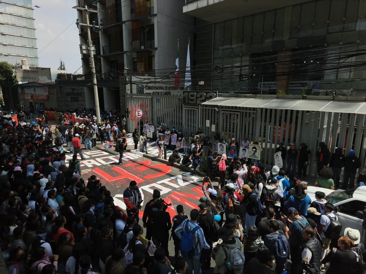 Protesta en CdMx de normalistas y padres de los 43 estudiantes desaparecidos. | Foto: Daniel Augusto