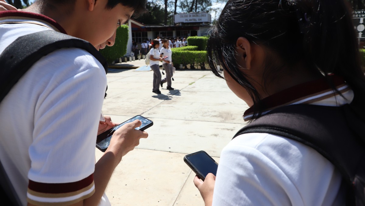 Uso de teléfonos celulares en escuelas. (Yazmín Sánchez)