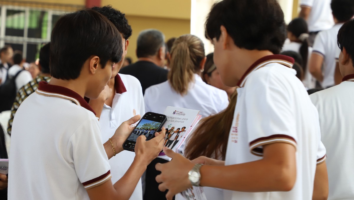 Uso de teléfonos celulares en escuelas. (Yazmín Sánchez)