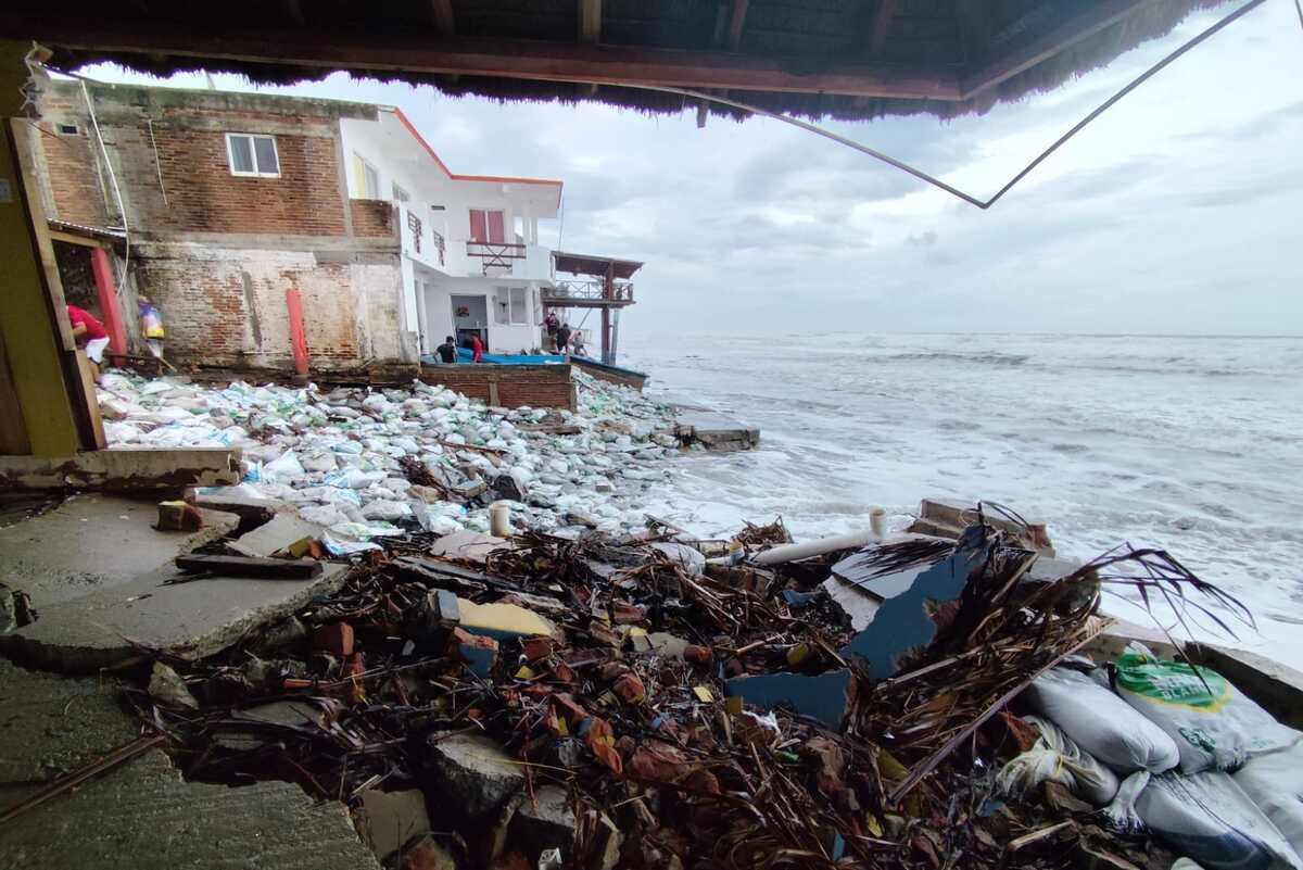 Cientos de personas en Lázaro Cárdenas perdieron negocios y casas por el huracán 'Polo'. | Foto: Especial