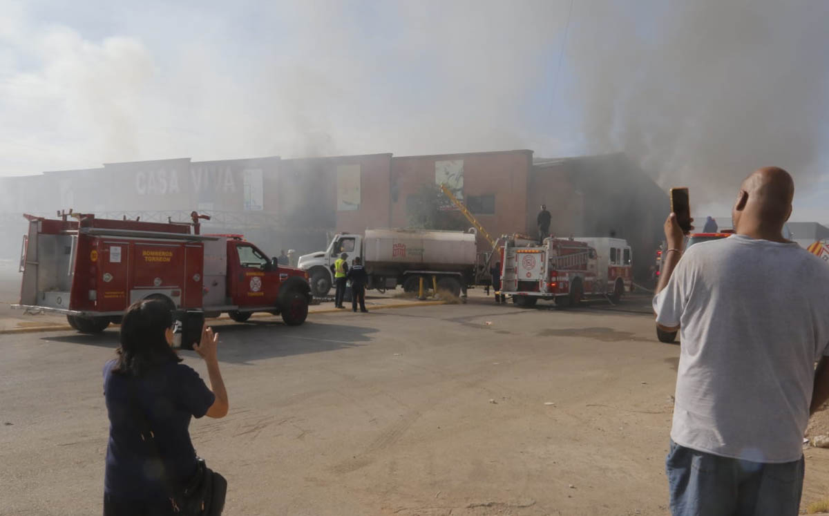 Derrumbarán edificio de mall chino tras incendio en Torreón. | Foto: Manuel Guadarrama