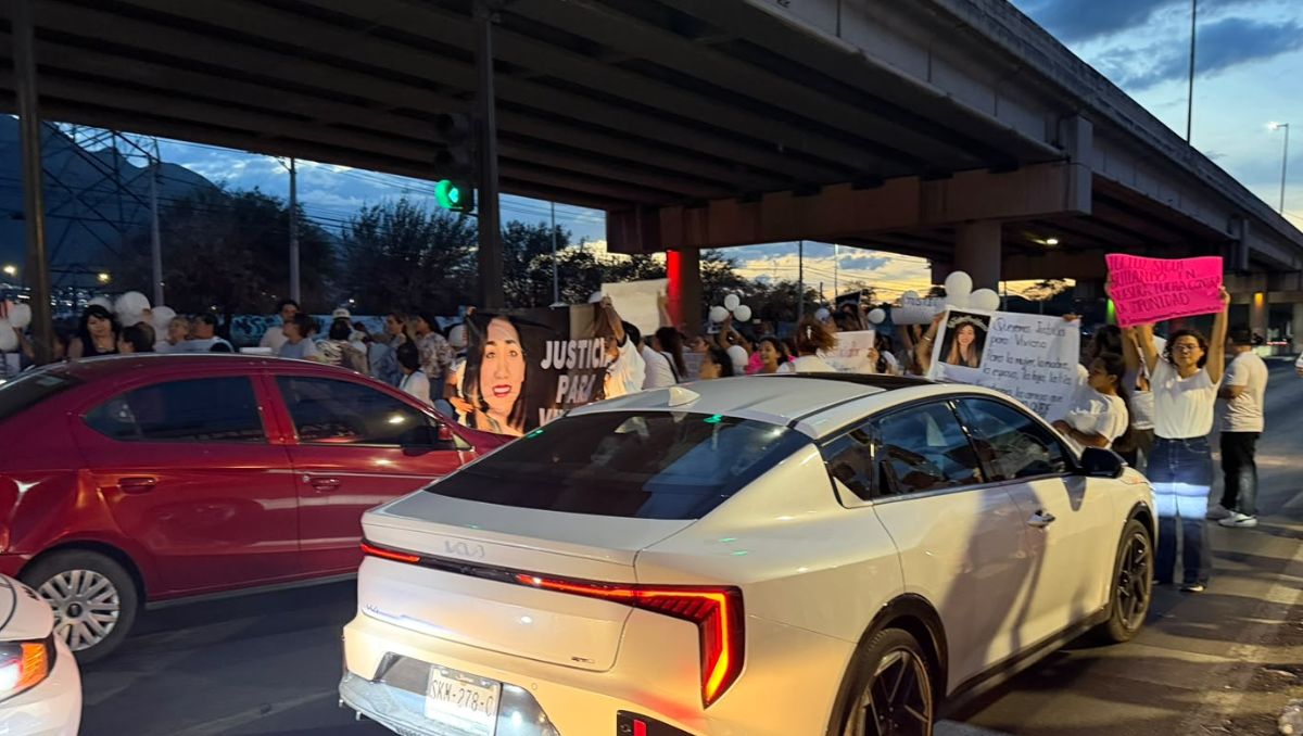 Un grupo de manifestantes se congregó sobre la avenida Abraham Lincoln en Monterrey. | Mayte Villasana
