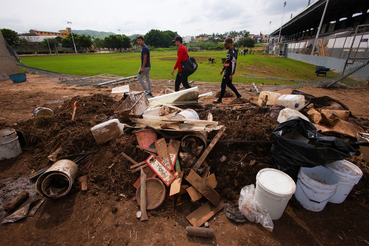 Los jugadores del ACF Zapotlanejo han limpiado los escombros y el lodo que dejó la inundación. (Farid Santos)