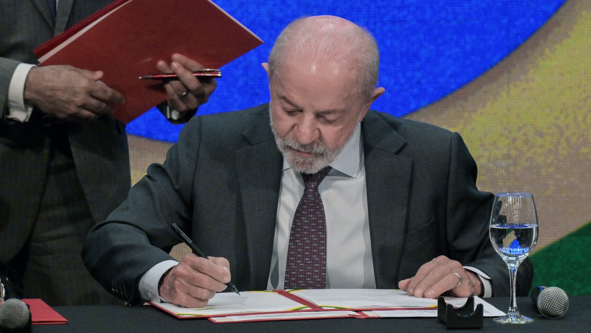 Lula firma la medida provisional durante una ceremonia en São Paulo, Brasil | Foto: AFP