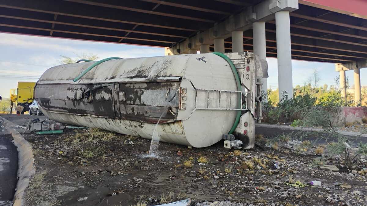 Una pipa que transportaba 35 mil litros de agua volcó este viernes en el lecho seco del Río Nazas. (Milenio Policía)