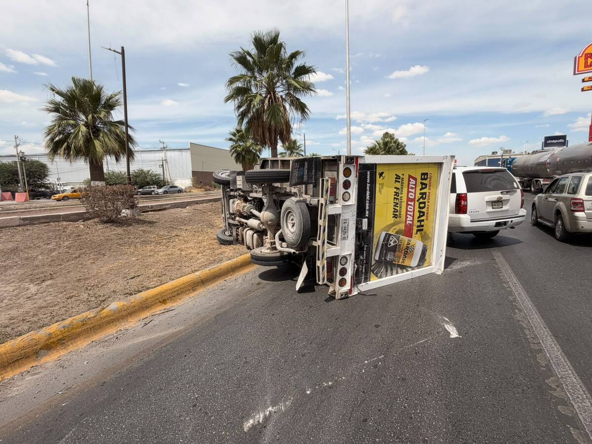 El accidente ocurrió a la altura del Puente Jabonoso, en dirección de Torreón a Lerdo. | Fotos: Cortesía de Vialidad