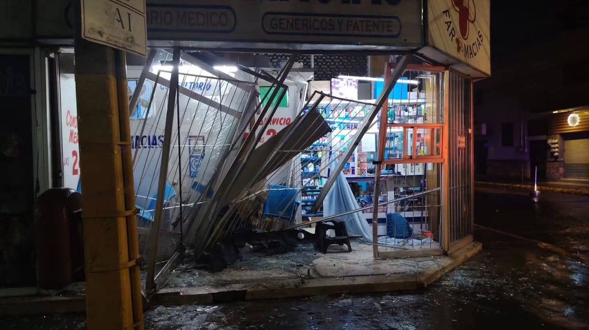Camioneta Honda CR-V se impactó contra una farmacia. (Cortesía)