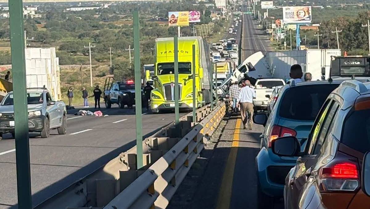 La carretera federal 45 Irapuato Silao quedó cerrada por el accidente registrado | Cortesía