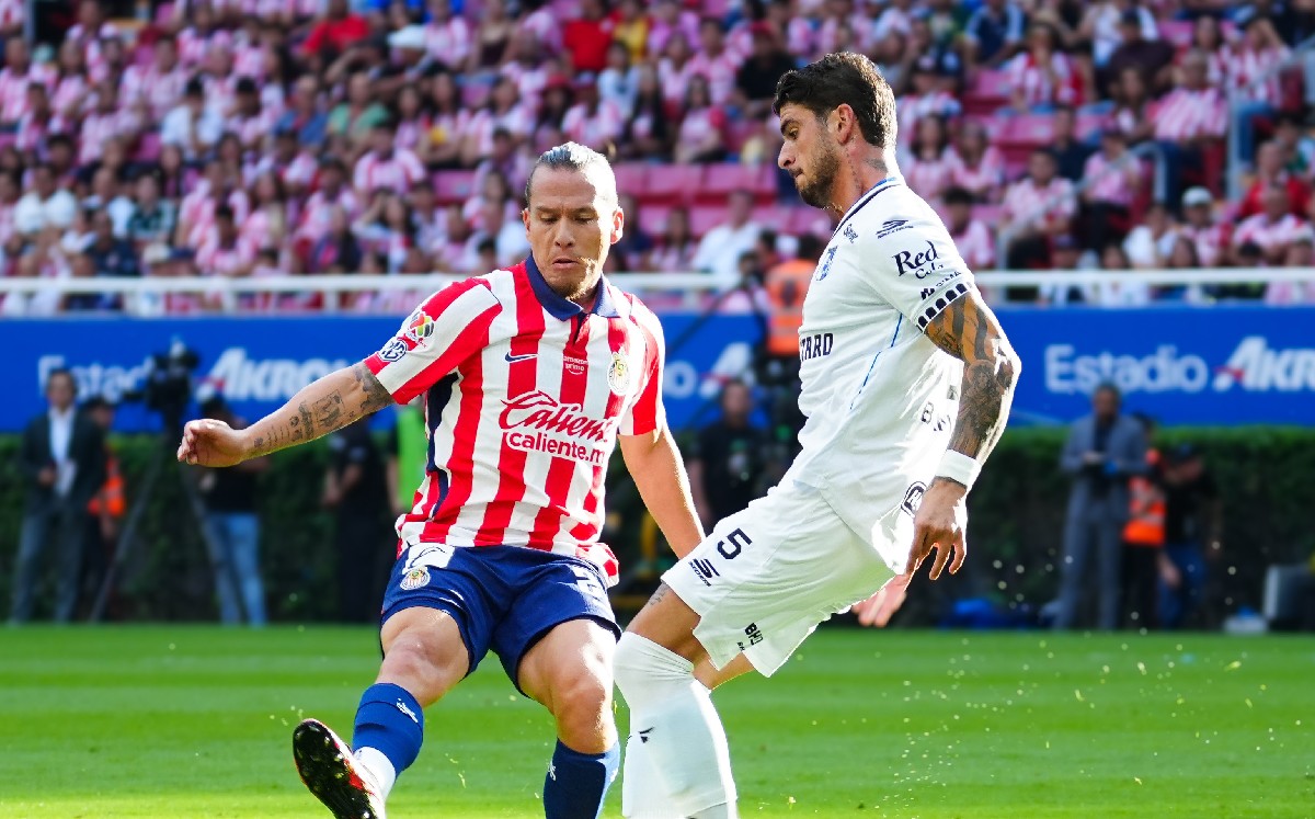 Chivas vs Querétaro en partido de la Jornada 10 de la Liga MX 2026 (Imago7)