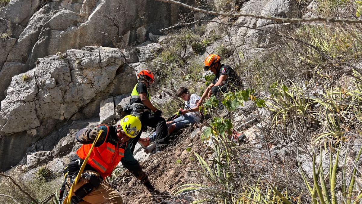 Los cuerpos de rescate alistaron el equipo de descenso para poner a salvo al hombre lesionado. Especial