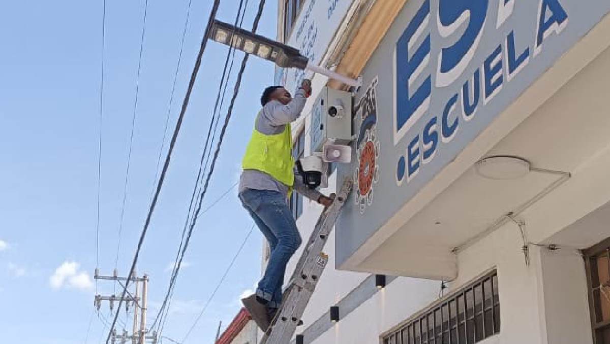 Los dispositivos cuentan con cámaras de giro y acercamiento, altavoces y luces de alerta para ala atención de emergencias en Iguala, | Especial