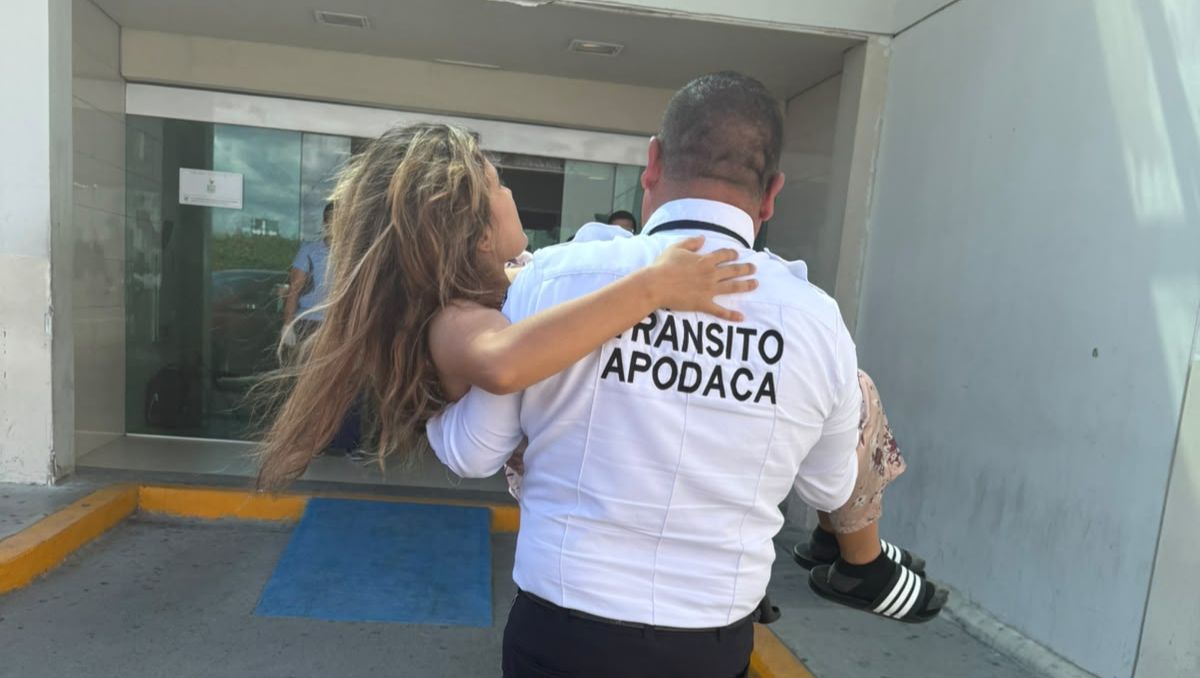 Uno de los elementos de Tránsito cargo a la mujer y la ingresó a la clínica. | Especial