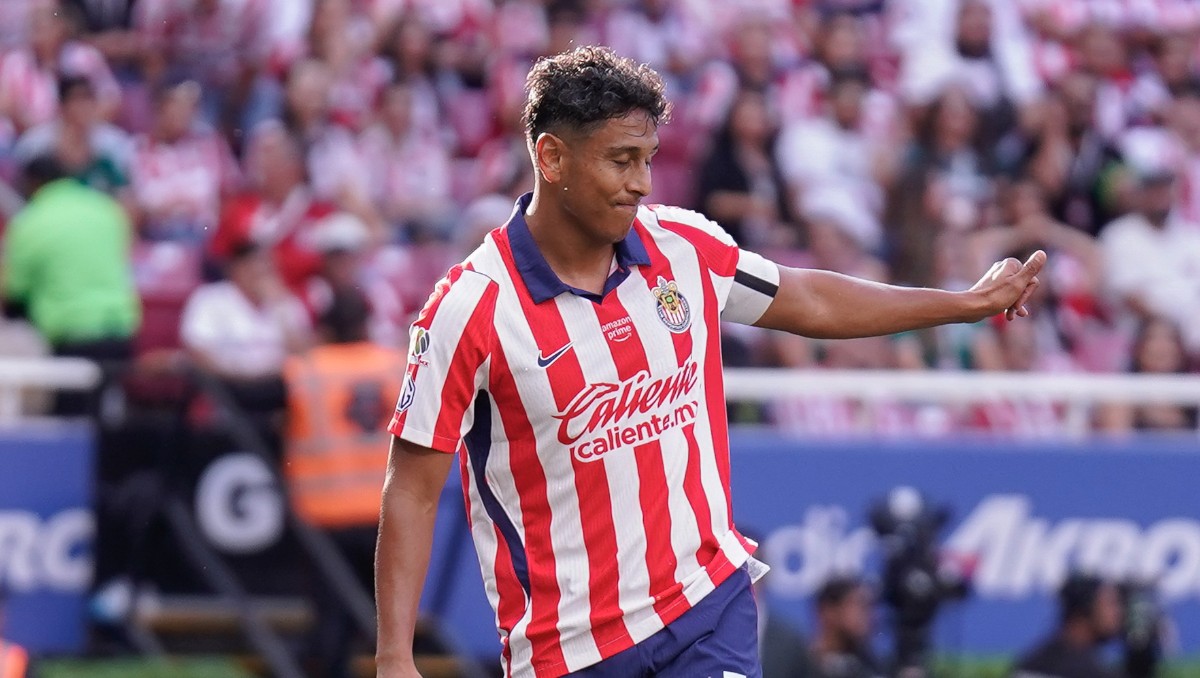 Luis Romo comete 'oso' con Chivas y regala un gol a Querétaro en la Liga MX (Imago7)