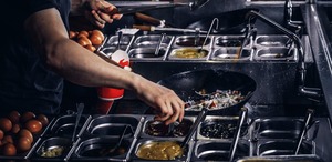Ingeniería culinaria en acción: las dark kitchens operan con espacios reducidos y procesos optimizados para que los platillos estén listos en menos de 7 minutos