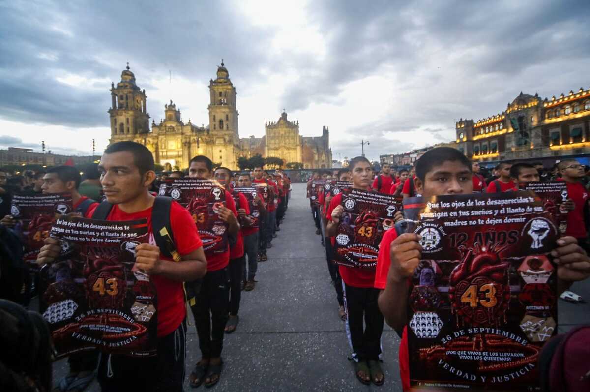 Normalistas apoyaron las consignas de los padres y madres de los 43 desaparecidos. (Foto: Araceli López)