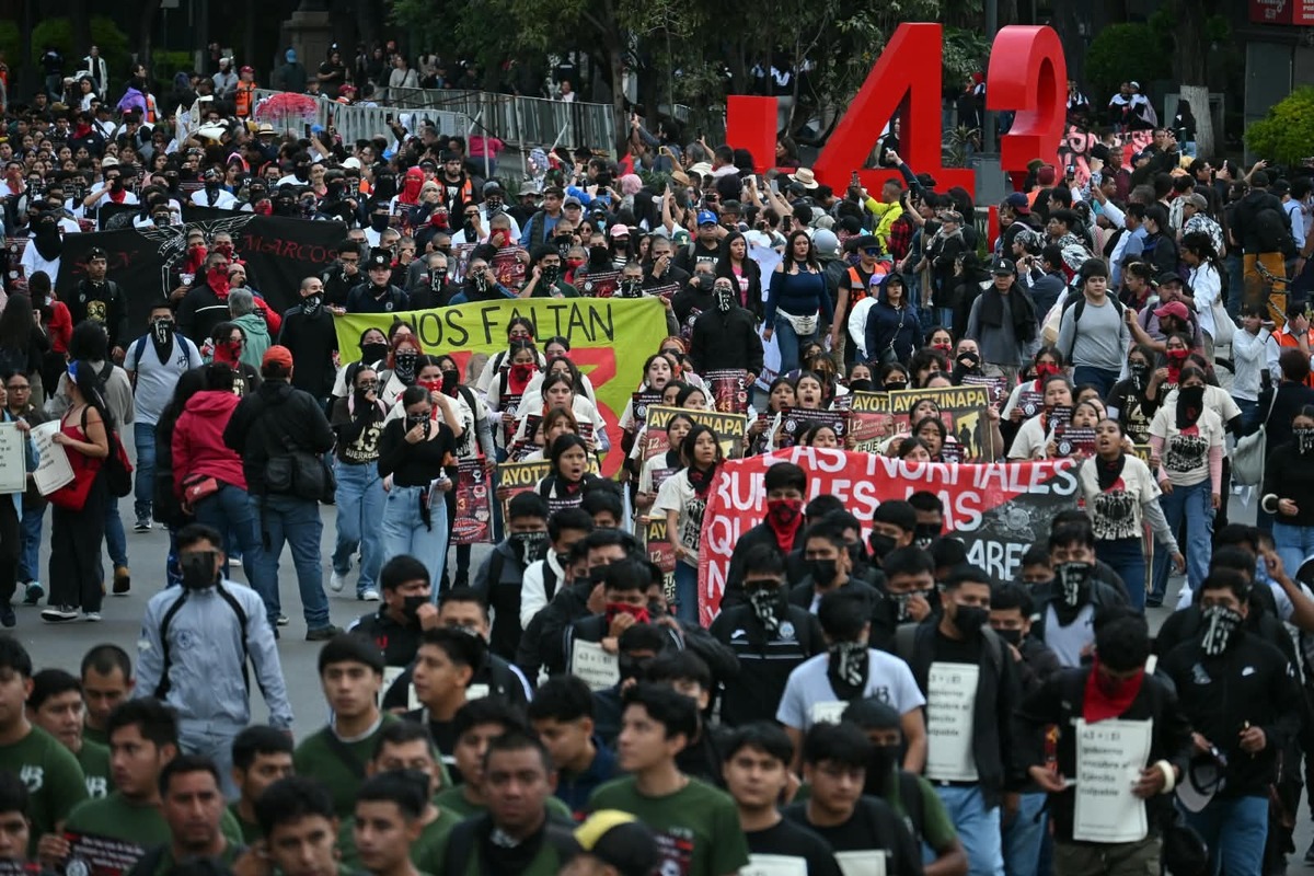Normalistas avanzan por antimonumento a los 43 desaparecidos. (Foto: Daniel Augusto)